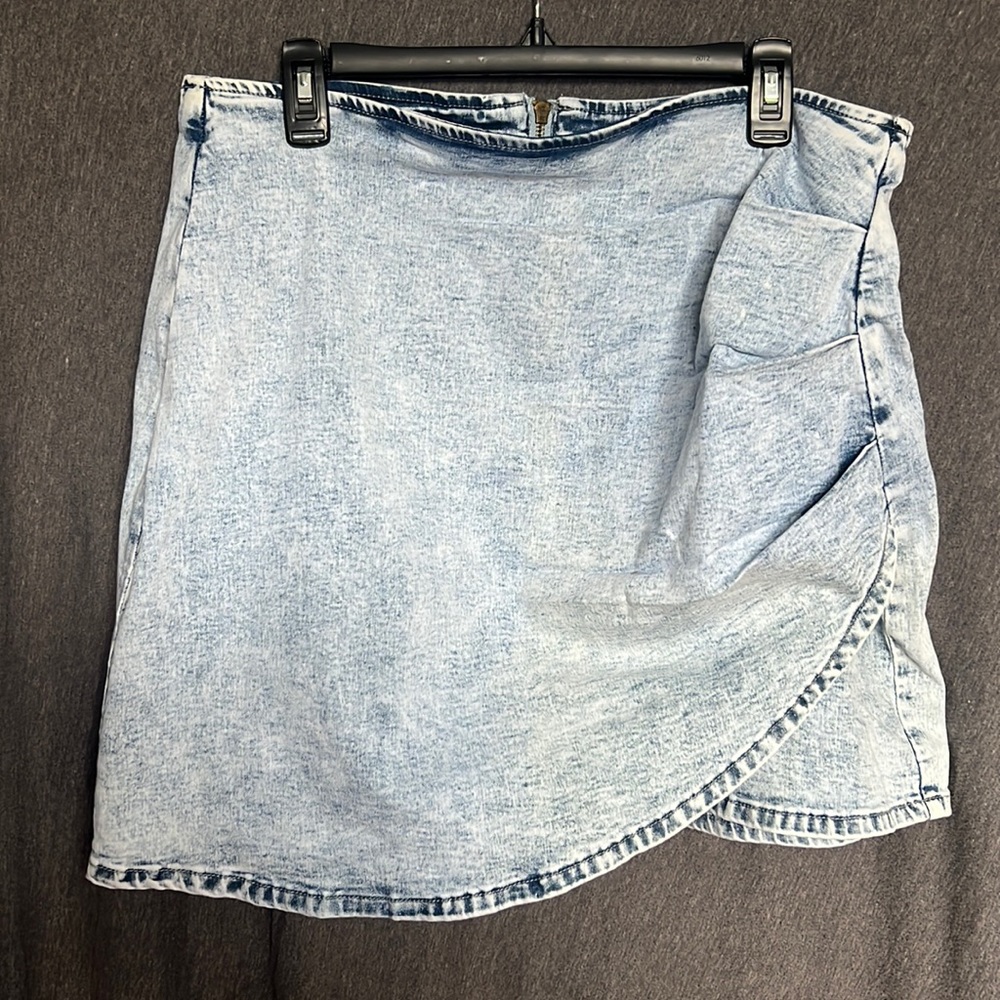 Amazon Light Wash Jean Skort - Size 2XL